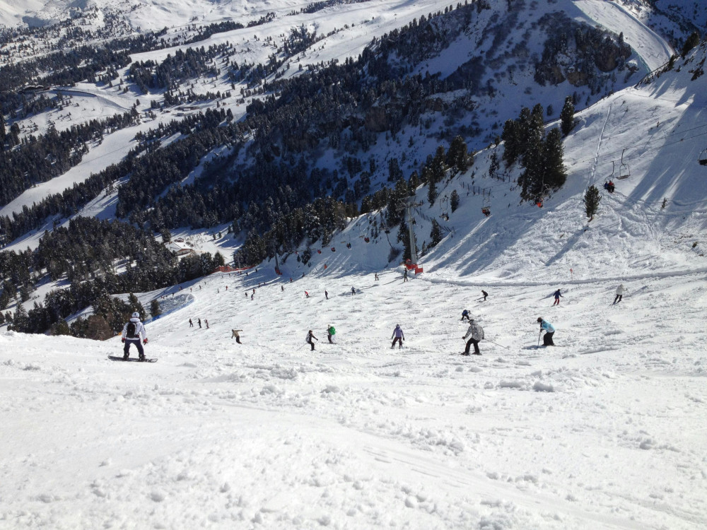 Skiers enjoying the sunshine on the slopes of the Italian Alps (c) Pexels / Goran Svensson 